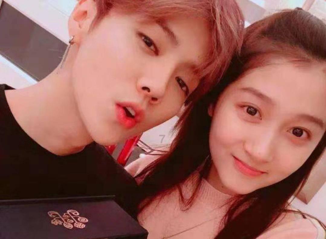 男生跟暗恋的女生不是一个班的,可为什么他却邀请她进自己班的同学聊天群?他这是什么意思?他很喜欢她?-专业问答交流平台